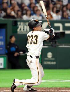 巨人対日本ハム　4回裏巨人2死、中越えソロ本塁打を放つ平山(撮影･浅見桂子)