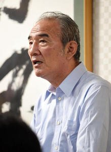 19年5月、合同稽古を見つめる二所ノ関親方