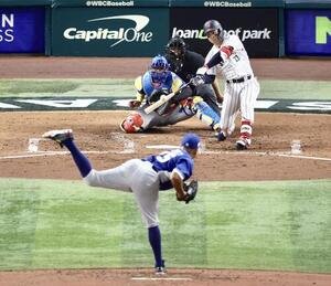 日本対ベネズエラ　3回裏日本1死二、三塁、左越え3点本塁打を放つ森下。投手R･スアレス(撮影･河田真司)