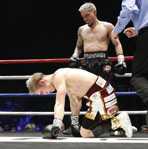 7回、ダウンする飯村。上はオラスクアガ(撮影･山本朝陽)