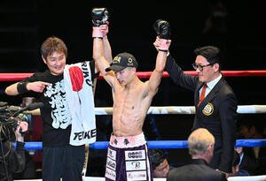 増田(中央)はドネアにTKO勝ちする(撮影･滝沢徹郎)