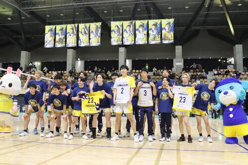 東地区連覇を決め、優勝記念Tシャツを着て集合写真を撮影する北海道イエロースターズの選手ら(撮影･保坂果那)