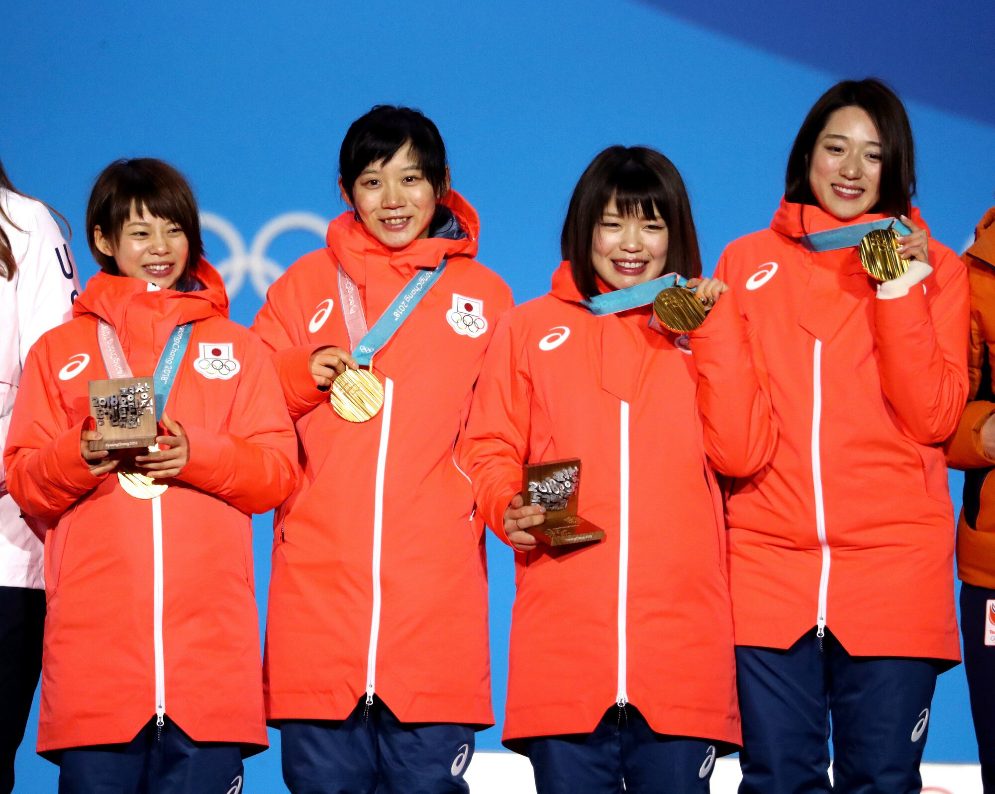 2018年平昌五輪スピードスケートの女子団体追い抜きの表彰式で金メダルを掲げる日本チーム。右から菊池彩花、佐藤綾乃、高木美帆、高木菜那