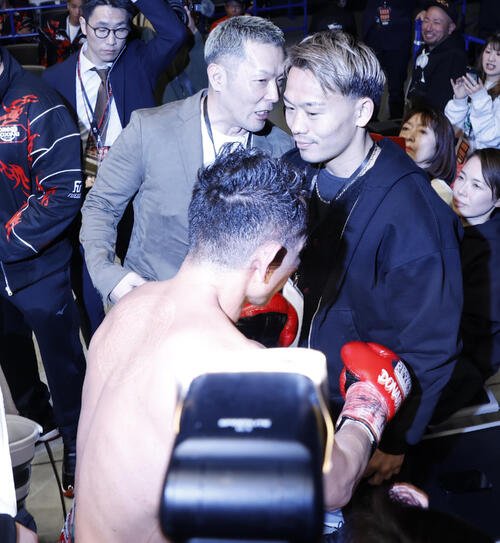 8回TKO負けしたドネア(手前)をねぎらう堤(撮影･山本朝陽)