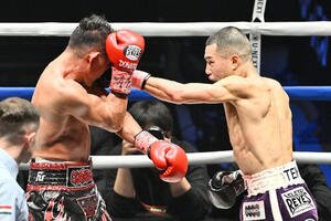 8回、増田(右)はドネアにパンチを打ち込む(撮影･滝沢徹郎)