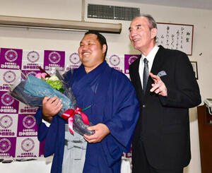 22年6月、サプライズで登場し元小結松鳳山(左)に激励の花束を贈呈する先代二所ノ関親方