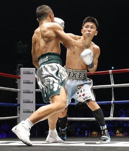 1回、ノックアウト(左)を攻める岩田(撮影･山本朝陽)
