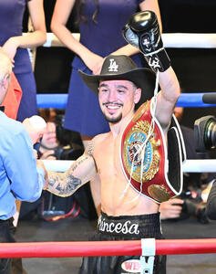 防衛に成功しベルトを肩に笑顔のオラスクアガ(撮影･滝沢徹郎)