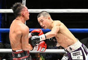 6回、増田(右)はドネアにパンチを打ち込む(撮影･滝沢徹郎)