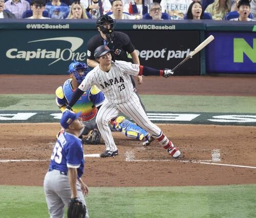 日本対ベネズエラ　3回裏日本1死二、三塁、左越え3点本塁打を放つ森下。投手R･スアレス(撮影･河田真司)