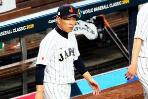 試合後にベンチを出る井端弘和監督