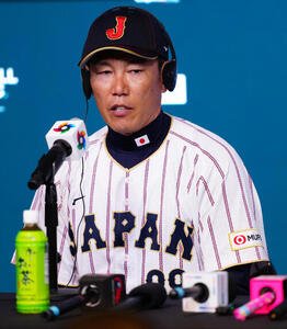 日本対ベネズエラ　ベネズエラに敗れ会見に臨む井端監督(撮影･垰建太)
