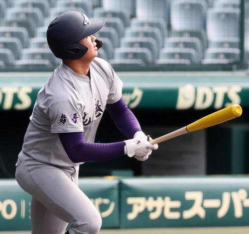 打撃練習する花巻東･古城(撮影･加藤哉)