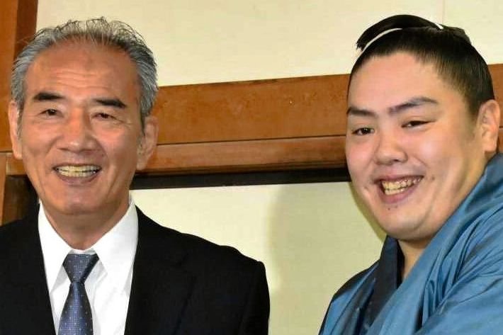 2019年5月、新十両昇進を果たした弟子の一山本(右)と握手する二所ノ関親方(当時)