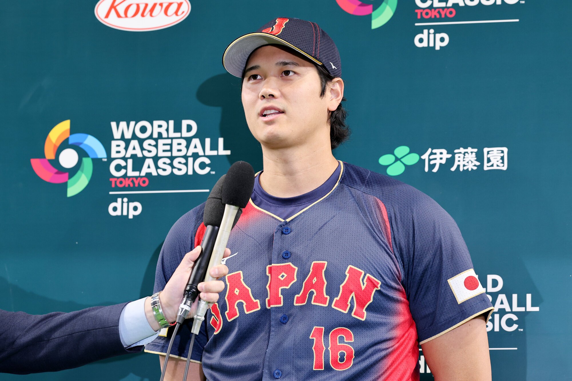 6日の台湾戦後、ヒーローインタビューに答える大谷翔平=友永翔大撮影