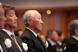 ｢尾崎将司お別れの会｣で弔辞を述べた青木氏(中央)(撮影･足立雅史)