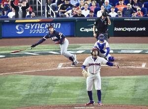 ドミニカ共和国対米国　4回表米国1死、中越えソロ本塁打を放つアンソニー。投手G･ソト(撮影･河田真司)