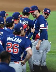 ドミニカ共和国対米国　ドミニカ共和国に勝利しタッチを交わす米国のスキーンズ(右)(撮影･垰建太)