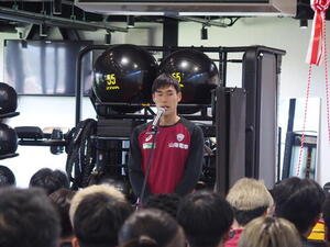 新施設｢ヴィッセル･パフォーマンス･センター(VPC)｣のオープニングセレモニーであいさつする神戸DF山川