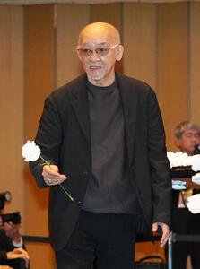 献花する松山千春(撮影･足立雅史)