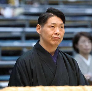 審判を務める放駒親方(元関脇玉乃島)(撮影･西尾就之)