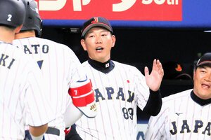 選手を迎える侍ジャパンの井端弘和監督