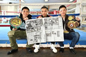 一夜明け会見で試合を報じる日刊スポーツを手にする、左から岩田、増田、松本(撮影･滝沢徹郎)