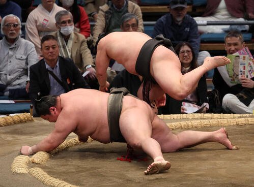 幕下の炎鵬は下手投げで延原を下し、勝ち越しを決めた(撮影･西尾就之)