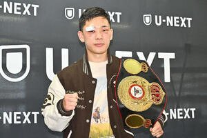 一夜明け会見でポーズを決める松本(撮影･滝沢徹郎)