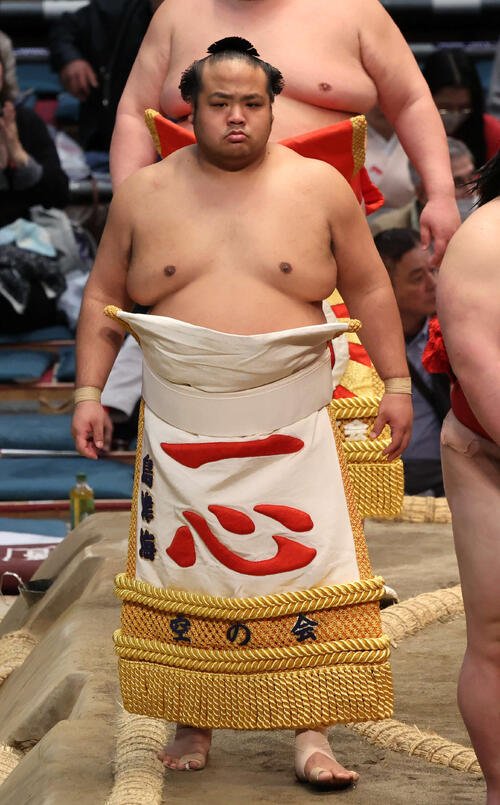 土俵入りする十両の島津海(撮影･西尾就之)