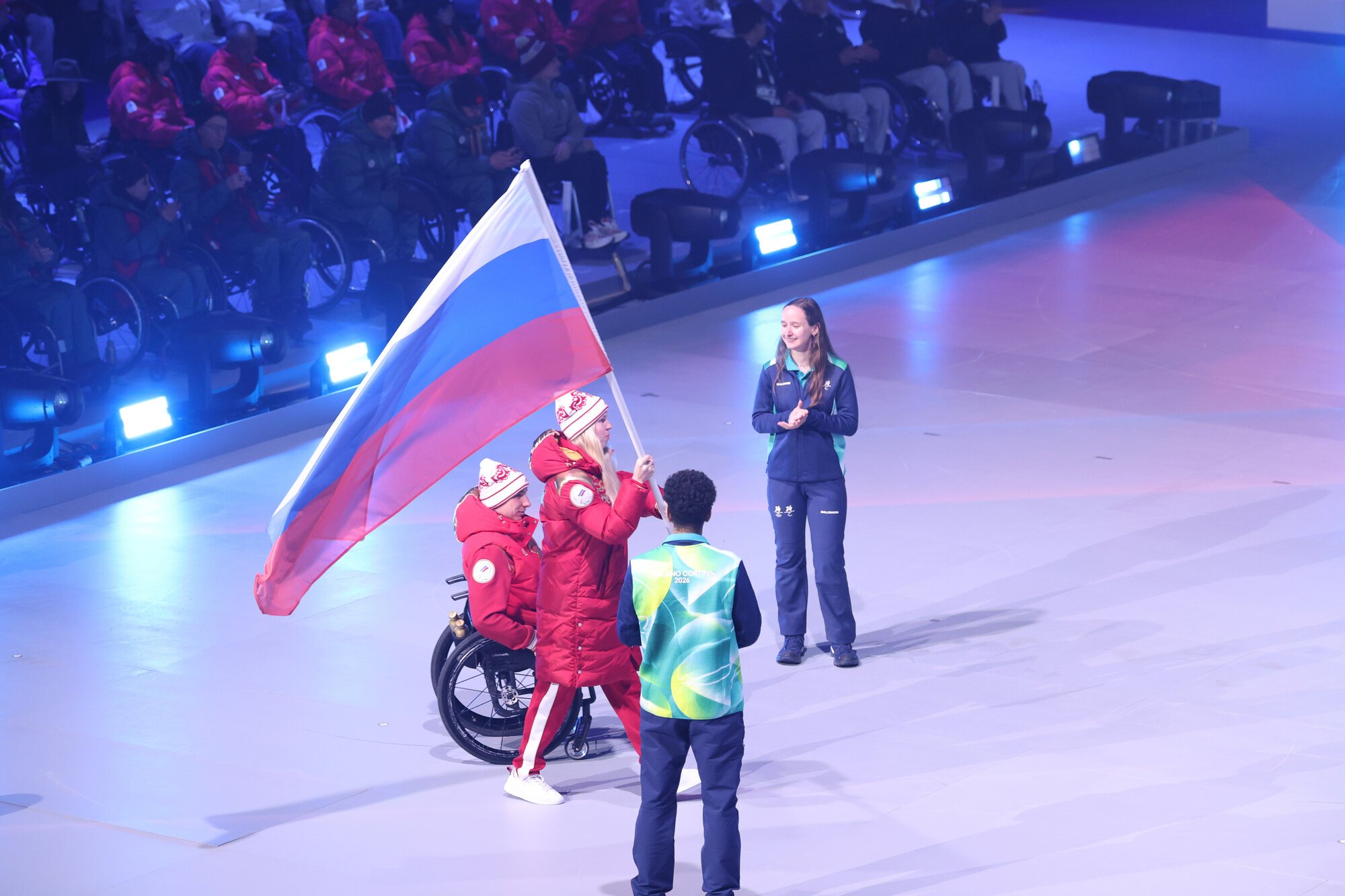 閉会式で入場するロシア選手団=井手さゆり撮影