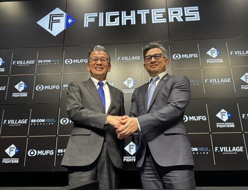 株式会社ファイターズスポーツ＆エンターテイメントの新社長に就任した前沢賢氏(右)と前社長の小村勝氏