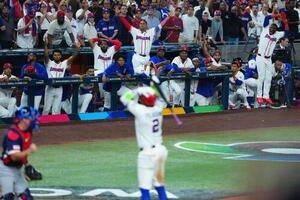 ドミニカ共和国対米国　9回裏ドミニカ共和国2死三塁、ペルドモ(手前)が見逃しの三振に倒れ肩を落とすナイン(撮影･垰建太)