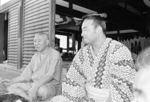87年7月、師匠の二子山親方(左)と引退会見をする若嶋津