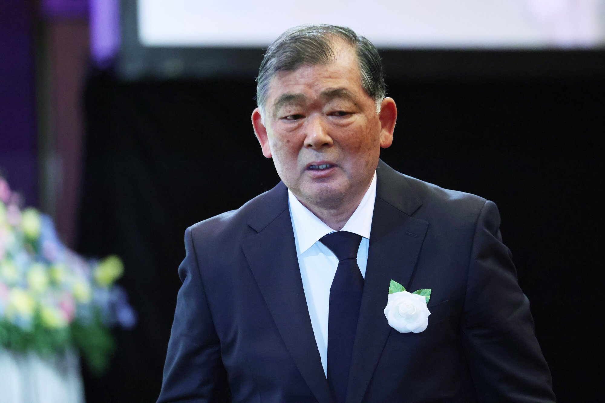 尾崎将司さんお別れの会で献花した中嶋常幸さん=2026年3月16日午前11時15分、東京都千代田区、上田幸一撮影