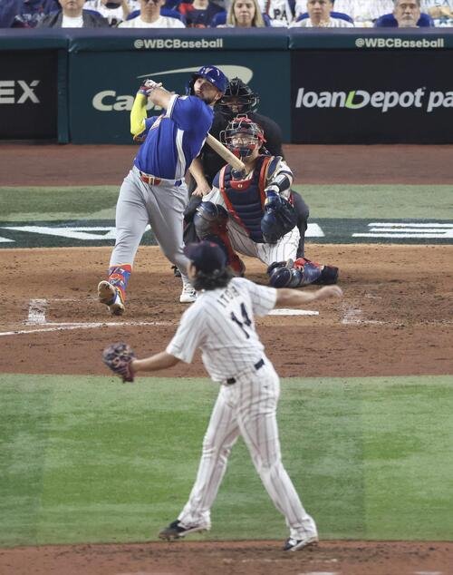日本対ベネズエラ　6回表ベネズエラ無死一、三塁、右越え逆転3点本塁打を放つアブレイユ。投手伊藤(撮影･河田真司)