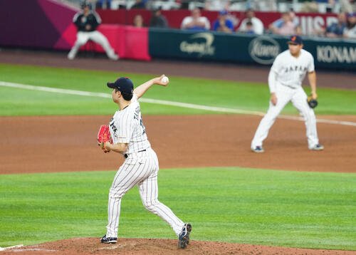 日本対ベネズエラ　8回表ベネズエラ無死二塁、打者G･トーレスの時、二塁けん制で悪送球し失点を許す種市(撮影･垰建太)