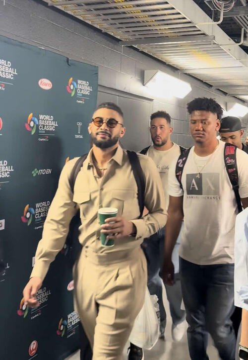 音楽を爆音で流しながら帰宅するドミニカ共和国のタティス