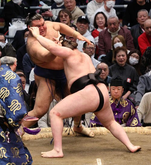 安青錦は押し出しで高安を破り連敗を止めた(撮影･西尾就之)