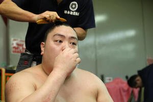 一山本は支度部屋で質問に答える