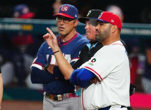 ドミニカ共和国対米国　試合前、米国のデローサ監督(左)とルールの確認をするドミニカ共和国のプホルス監督(撮影･垰建太)