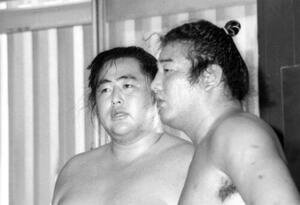 84年4月、出稽古に来た大乃国(左＝放駒部屋)と若嶋津