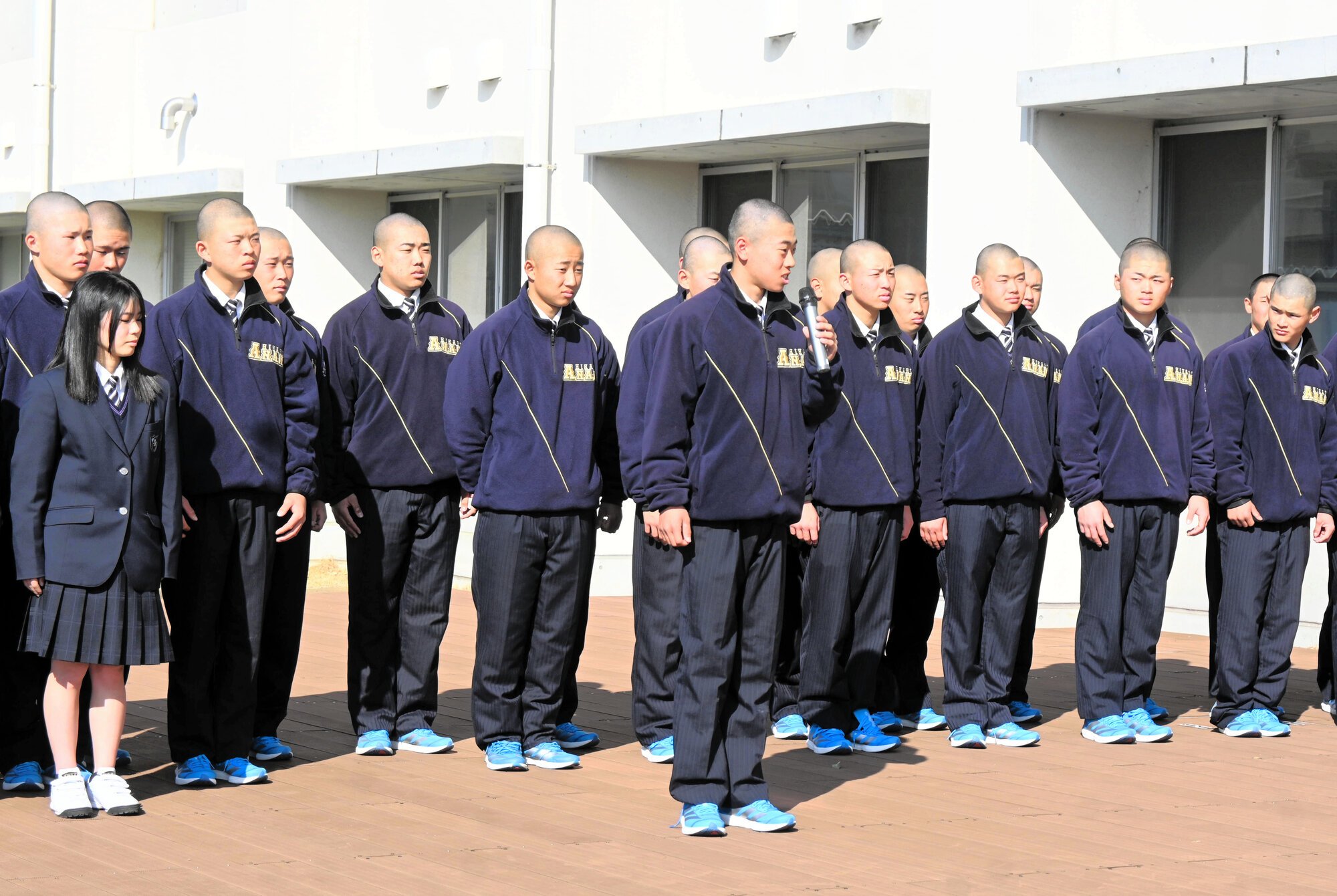 出発式であいさつをする阿南光の佐藤柊平主将(中央)=2026年3月16日午前9時1分、徳島県阿南市宝田町、鈴木史撮影