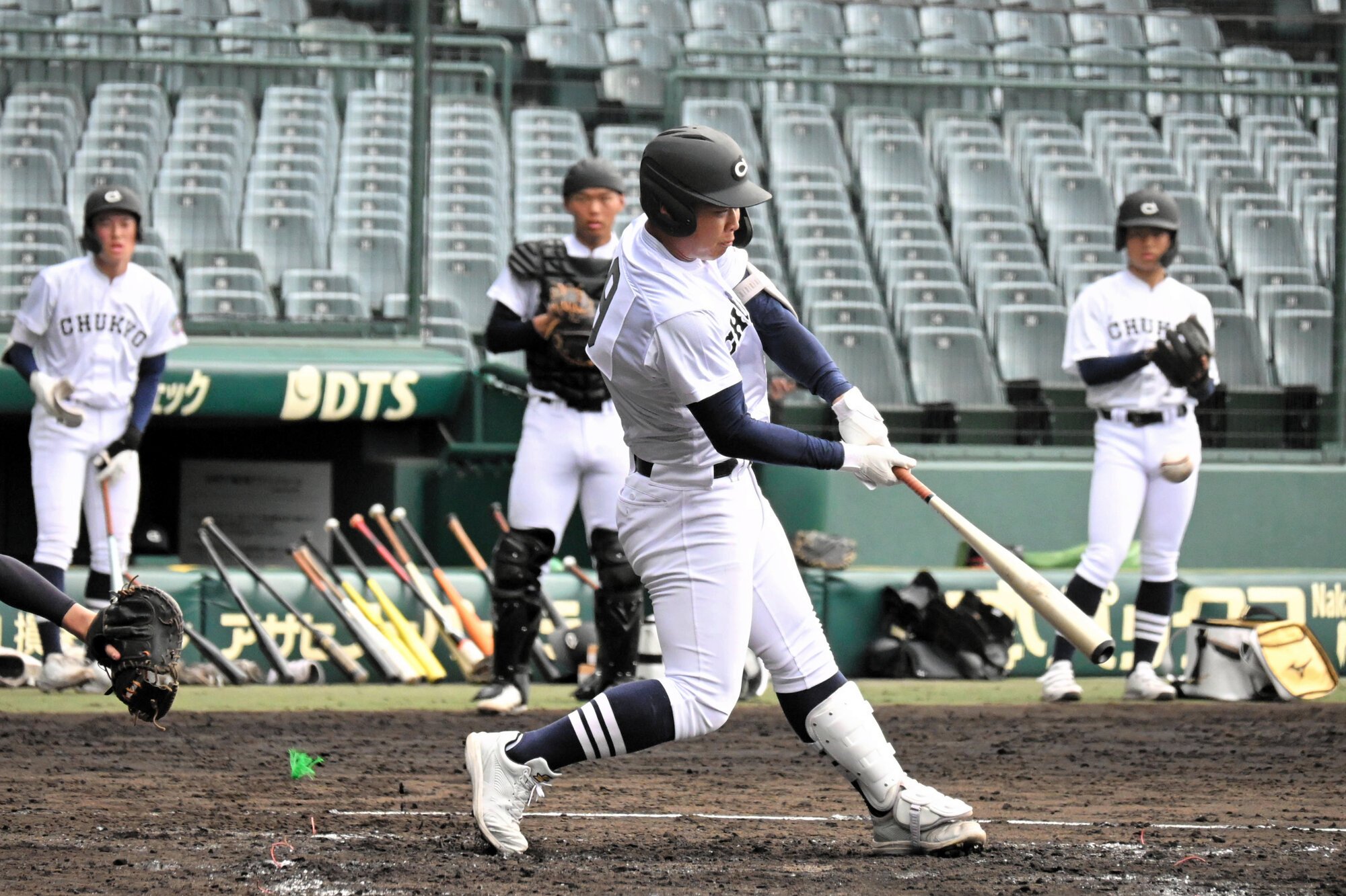 甲子園練習で打撃練習をする中京大中京の荻田翔惺(しょうせい)主将=2026年3月15日午前9時47分、阪神甲子園球場、堀内未希撮影