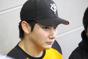 報道陣の質問を聞く竹丸