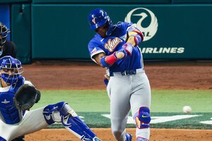 七回表ベネズエラ2死三塁、アクーニャは同点の適時内野安打を放つ=金居達朗撮影