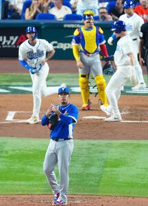 イタリア対ベネズエラ　2回裏イタリア1死満塁、ドラシオ(後方左)に押し出しの四球を与えるモンテロ(撮影･垰建太)