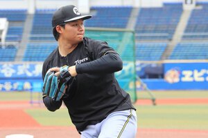 ロッテとのオープン戦の試合前、キャッチボールをする阪神の森下翔太