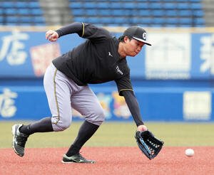 ロッテ対阪神　ショートの練習をする阪神森下(撮影･たえ見朱実)