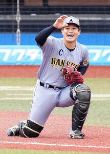 ロッテ対阪神　試合前練習中、笑顔を見せる阪神坂本(撮影･江口和貴)